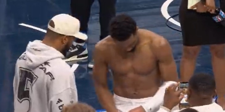 开云电子-一身腱子肉！米切尔赢球后心情大好 光膀子与NFL球星聊天